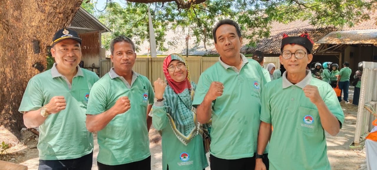 Setelah tidak bertemua puluhan tahun, Reuni ini menjadi ajang kangen-kangenan. Foto; Dok. Pribadi